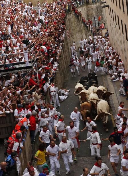 Imágenes del primer encierro de los sanfermines 2019 protagonizado por toros de Puerto de San Lorenzo.