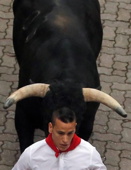 Imágenes del primer encierro de los sanfermines 2019 protagonizado por toros de Puerto de San Lorenzo.