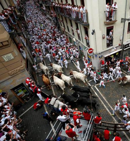Imágenes del primer encierro de los sanfermines 2019 protagonizado por toros de Puerto de San Lorenzo.