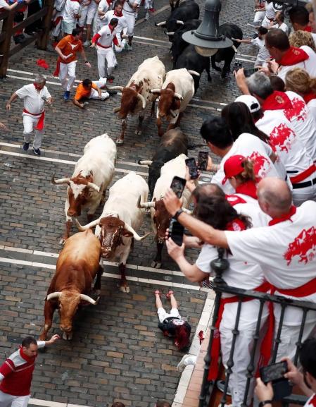 Imágenes del primer encierro de los sanfermines 2019 protagonizado por toros de Puerto de San Lorenzo.