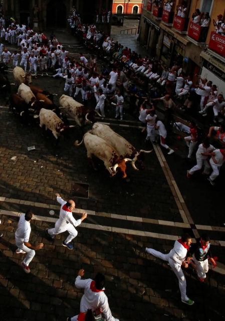 Imágenes del segundo encierro de los sanfermines 2019 protagonizado por toros de Cebada Gago.