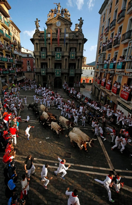 Imágenes del segundo encierro de los sanfermines 2019 protagonizado por toros de Cebada Gago.