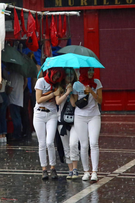 Fotos de Pamplona pasada por agua en el tercer día de Sanfermines