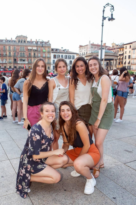 La Plaza del Castillo de Pamplona acogió el 5 de julio un concierto presanferminero de la mano de Los 40 Principales. Natalia Lacunza fue el plato fuerte de un espectáculo en el que también participaron DJ Óscar Martínez, Dani Fernández y la banda “Lemon y Tal”.