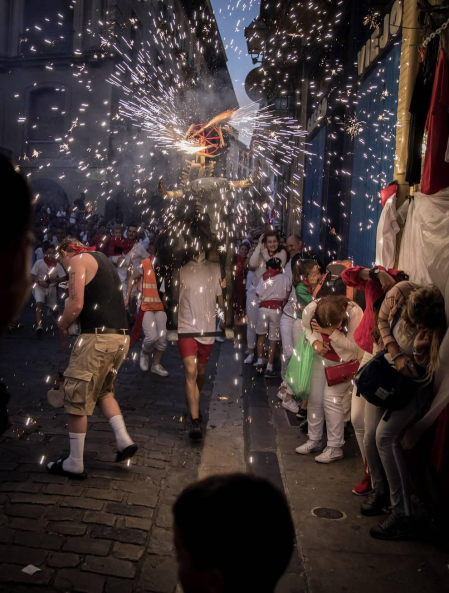 El toro que ilumina la noche en San Fermín