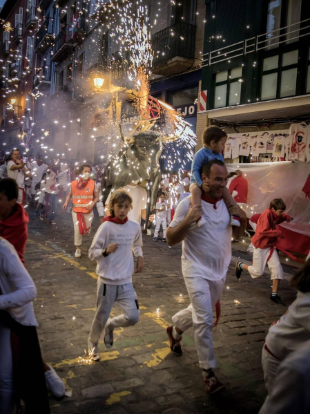 El toro que ilumina la noche en San Fermín