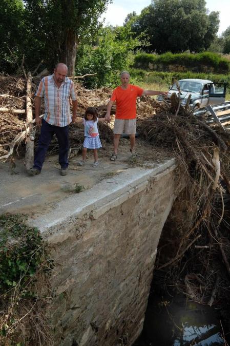Los vecinos de Sánsoain (Leoz) lamentan la situación de olvido en la que dicen sentirse desde que la riada del 8 de julio echase abajo el puente. Para salir del pueblo y llegar a Tafalla deben hacerlo por unas pistas forestales intransitables
