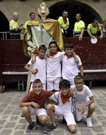 Centenares de vecinos se anudaron el pañuelico para dar comienzo seis días en honor a Santiago