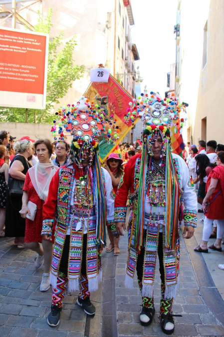 Pamplona acogió un pasacalles alegre y colorido con la participación de 62 asociaciones que representaron con sus trajes típicos, bailes y costumbres a las comunidades pamplonesas de Perú, Senegal, Bolivia, Venezuela, Argentina, Colombia, Nicaragua, Bulgaria, Ecuador, Ucrania, Mali o Nigeria. Un canto a la diversidad cultural y contra la xenofobia.