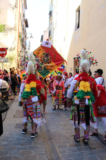 Pamplona acogió un pasacalles alegre y colorido con la participación de 62 asociaciones que representaron con sus trajes típicos, bailes y costumbres a las comunidades pamplonesas de Perú, Senegal, Bolivia, Venezuela, Argentina, Colombia, Nicaragua, Bulgaria, Ecuador, Ucrania, Mali o Nigeria. Un canto a la diversidad cultural y contra la xenofobia.