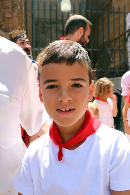Cientos de niños se dieron cita en la plaza Vieja para despedir a la Comparsa de Gigantes de Tudela con besos y aplausos hasta las próximas fiestas.