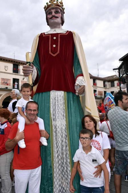 Grandes y pequeños acompañaron a las más de ochenta figuras que el pasado sábado 27 de julio llenaron las calles del centro de Tudela en la tradicional Concentración de Gigantes, que cada año organiza la Orden del Volatín. La alegría se dejó ver en las caras de los más pequeños desde el primer momento.