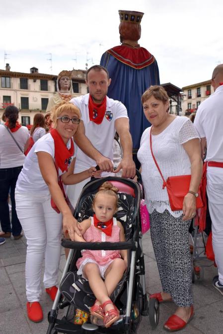 Grandes y pequeños acompañaron a las más de ochenta figuras que el pasado sábado 27 de julio llenaron las calles del centro de Tudela en la tradicional Concentración de Gigantes, que cada año organiza la Orden del Volatín. La alegría se dejó ver en las caras de los más pequeños desde el primer momento.