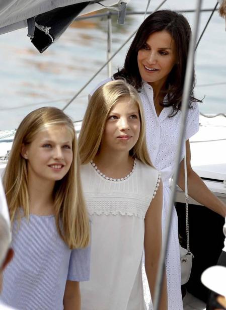 El Rey Felipe VI y la Reina Letizia acompañados de sus dos hijas, la Princesa de Asturias y la Infanta Sofía, han asistido este jueves al Club Náutico de Palma (RCNP) en la primera jornada de la 38ª Copa del Rey Mapfre.