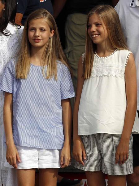 El Rey Felipe VI y la Reina Letizia acompañados de sus dos hijas, la Princesa de Asturias y la Infanta Sofía, han asistido este jueves al Club Náutico de Palma (RCNP) en la primera jornada de la 38ª Copa del Rey Mapfre.