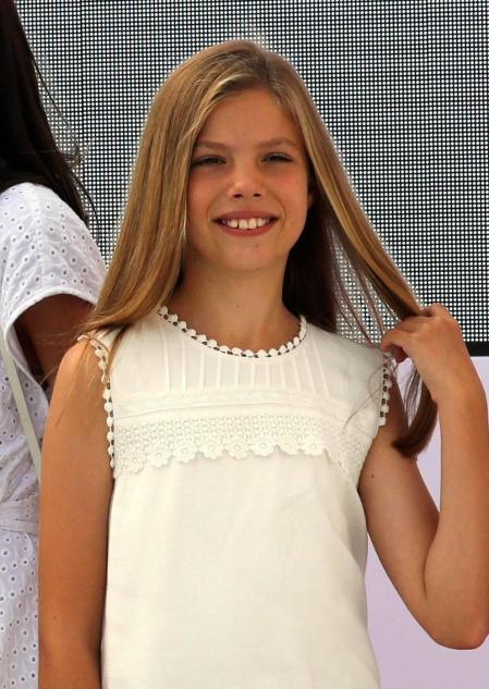El Rey Felipe VI y la Reina Letizia acompañados de sus dos hijas, la Princesa de Asturias y la Infanta Sofía, han asistido este jueves al Club Náutico de Palma (RCNP) en la primera jornada de la 38ª Copa del Rey Mapfre.