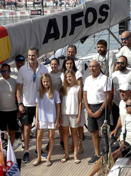 El Rey Felipe VI y la Reina Letizia acompañados de sus dos hijas, la Princesa de Asturias y la Infanta Sofía, han asistido este jueves al Club Náutico de Palma (RCNP) en la primera jornada de la 38ª Copa del Rey Mapfre.