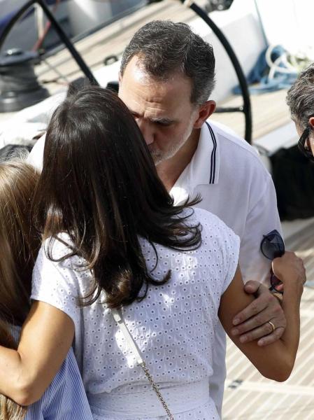 El Rey Felipe VI y la Reina Letizia acompañados de sus dos hijas, la Princesa de Asturias y la Infanta Sofía, han asistido este jueves al Club Náutico de Palma (RCNP) en la primera jornada de la 38ª Copa del Rey Mapfre.