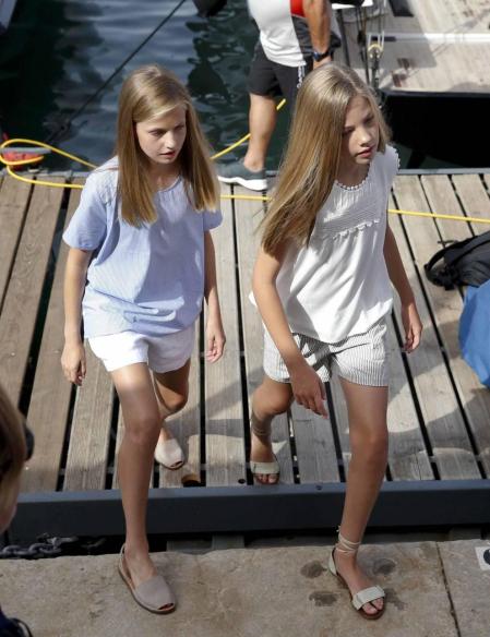 El Rey Felipe VI y la Reina Letizia acompañados de sus dos hijas, la Princesa de Asturias y la Infanta Sofía, han asistido este jueves al Club Náutico de Palma (RCNP) en la primera jornada de la 38ª Copa del Rey Mapfre.