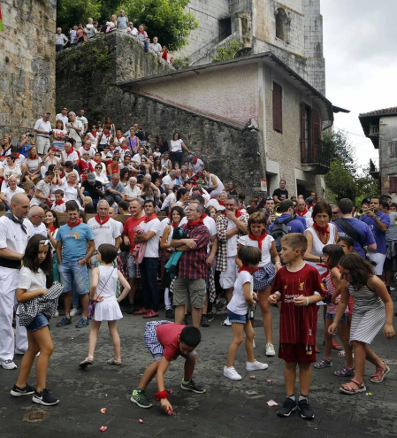 Tras la ofrenda floral en recuerdo de los olvidados en la escultura de la plaza del Ayuntamiento, los vecinos de la localidad navarra se reunieron en torno al ayuntamiento para celebrar el cohete que dio comienzo a las fiestas de San Esteban.