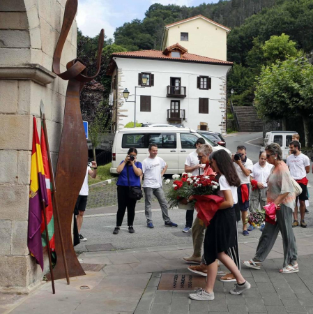 Tras la ofrenda floral en recuerdo de los olvidados en la escultura de la plaza del Ayuntamiento, los vecinos de la localidad navarra se reunieron en torno al ayuntamiento para celebrar el cohete que dio comienzo a las fiestas de San Esteban.