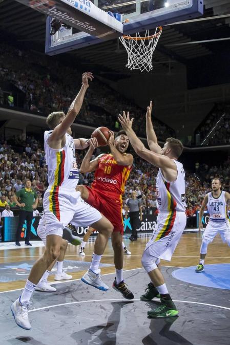 Más de 10.000 aficionados se citaron en el pabellón pamplonés para ver la victoria por 78-70 de la selección española en el arranque de la gira de preparación del Mundial de China 2019.