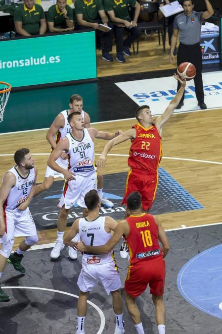 Más de 10.000 aficionados se citaron en el pabellón pamplonés para ver la victoria por 78-70 de la selección española en el arranque de la gira de preparación del Mundial de China 2019.
