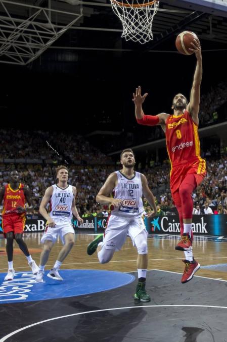 Más de 10.000 aficionados se citaron en el pabellón pamplonés para ver la victoria por 78-70 de la selección española en el arranque de la gira de preparación del Mundial de China 2019.