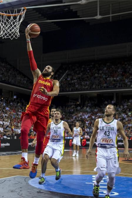 Más de 10.000 aficionados se citaron en el pabellón pamplonés para ver la victoria por 78-70 de la selección española en el arranque de la gira de preparación del Mundial de China 2019.