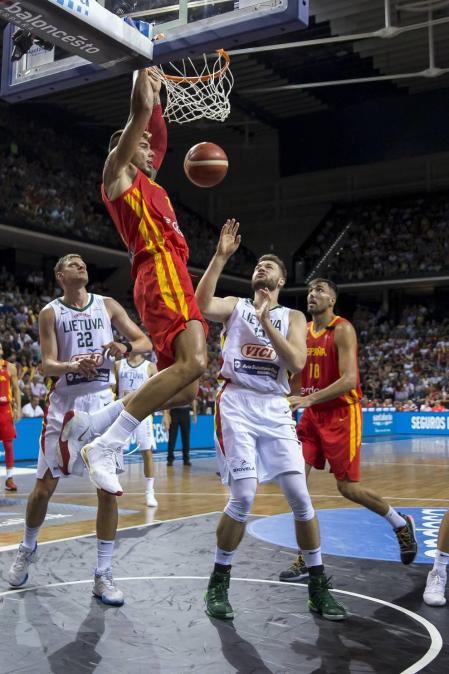 Más de 10.000 aficionados se citaron en el pabellón pamplonés para ver la victoria por 78-70 de la selección española en el arranque de la gira de preparación del Mundial de China 2019.