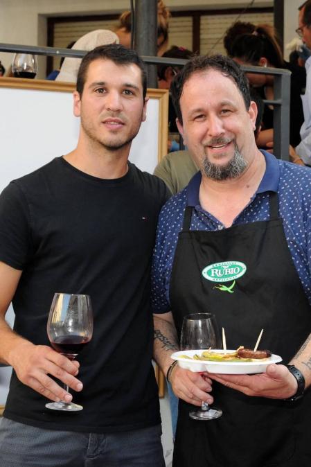 Los vecinos de Cárcar celebraron el III Certamen de la Guindilla el sábado 3 de agosto. Una tarde gastronómica en la que se pudieron degustar, además de diferentes pinchos con la guindilla como protagonista, una selección de encurtidos variados, vinos e incluso helados. Para completar la programación se instaló una feria con stands de productos artesanales que animó a vecinos y visitantes a lo largo de la jornada.