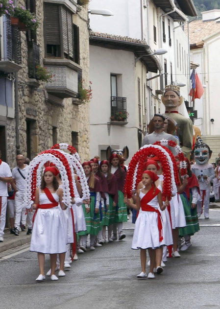 Todas las fotos de la procesión y concentración de gigantes de fiestas de Aoiz 2019