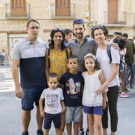 La belleza del casco urbano de Olite y su palacio real se ve multiplicada durante el desarrollo de las Fiestas Medievales, que este año han alcanzado su edición número veintiséis. Las calles se engalanan con pendones, escudos e insignias y se llenan de personajes ataviados a la antigua usanza. Una invitación a viajar en el tiempo.