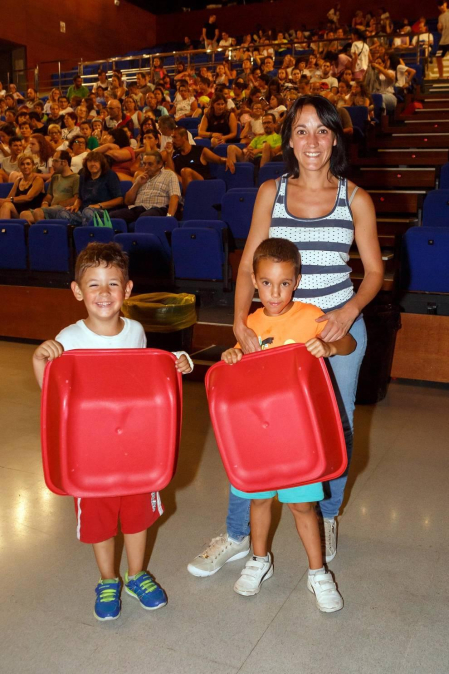Durante estos meses de vacaciones, son muchas las localidades que incluyen en su programación sesiones de cine familiar. En el caso de Burlada, la cita es en la misma Casa de Cultura. El viernes 9 de agosto la cámara de ¡Click! se acercó hasta este lugar para disfrutar junto a los vecinos de la película 'El mejor verano de mi vida'.