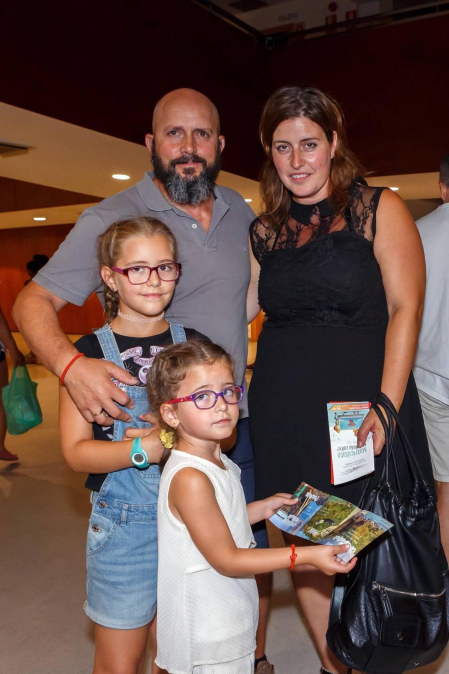 Durante estos meses de vacaciones, son muchas las localidades que incluyen en su programación sesiones de cine familiar. En el caso de Burlada, la cita es en la misma Casa de Cultura. El viernes 9 de agosto la cámara de ¡Click! se acercó hasta este lugar para disfrutar junto a los vecinos de la película 'El mejor verano de mi vida'.