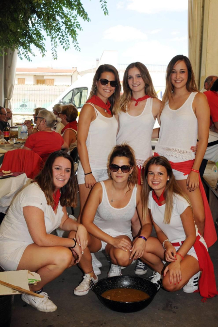 Del 3 al 11 de agosto, los vecinos de Carcastillo se vistieron de blanco y rojo para celebrar sus fiestas grandes. En el programa festivo no faltaron días dedicados a la mujer, al niño, a las peñas o al jubilado, pero uno de los más esperados fue el protagonizado por los calderetes, que se celebraron el sábado 10 de agosto.