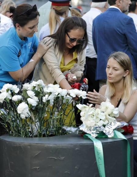 Barcelona homenajea a las víctimas del 17A con flores