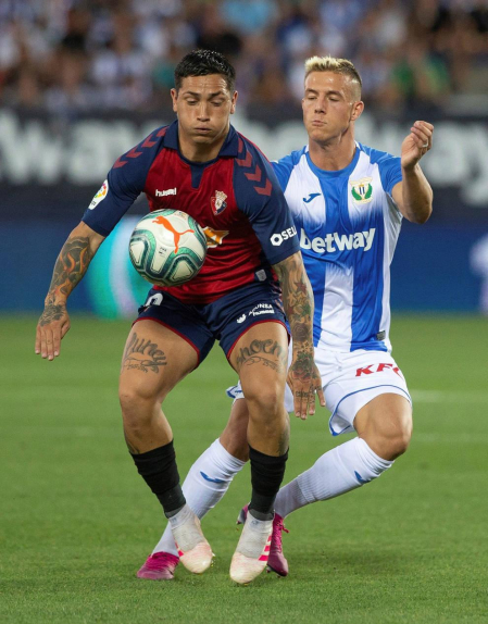 El jugador de Osasuna,Chimy Ávila, autor del gol rojillo, controla el balón ante Rodrigo Tarín del Leganés