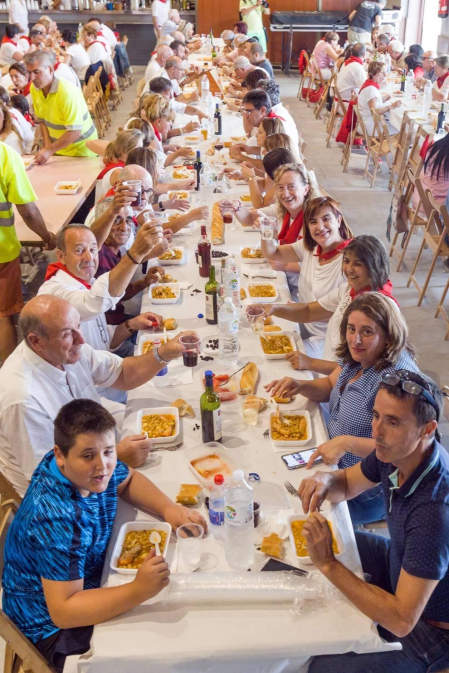 Todas las fotos de la comida popular de Fiestas de Cabanillas 2019 en el Diario de Navarra