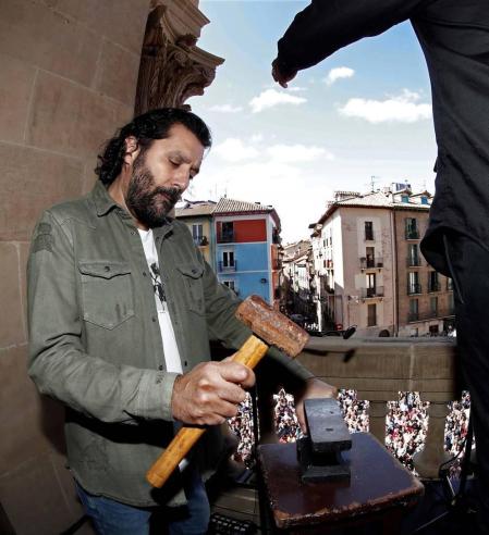 Cientos de personas han acudido este martes a la explanada de la Catedral de Pamplona donde se ha celebrado un homenaje a la campana Gabriela por su 500 aniversario, con la intervención de la Capilla de Música de la Catedral, Josemi y Juan Carmona, David de Jacoba y Rancapino Chico, actuación que ha servido de inauguración del VI Festival Flamenco on Fire.