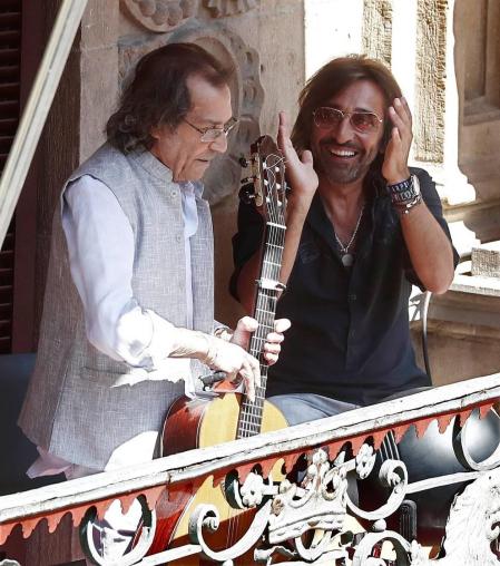 El flamenco de Ketama y Pepe Habichuela se asoma al balcón del Ayuntamiento de Pamplona