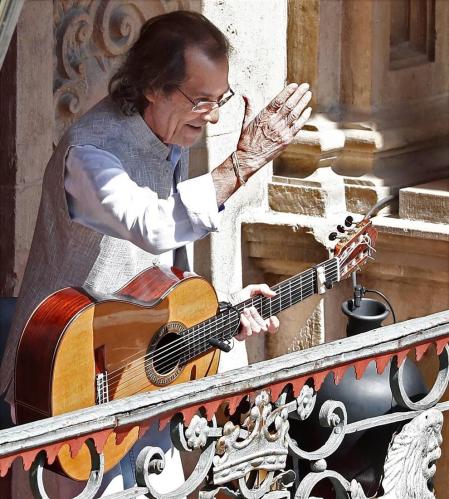 El flamenco de Ketama y Pepe Habichuela se asoma al balcón del Ayuntamiento de Pamplona
