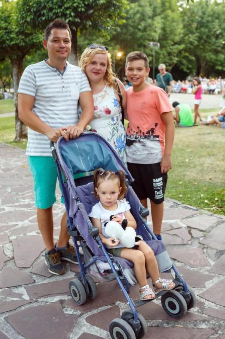 Burlada celebró sus fiestas del 14 al 19 de agosto, con un programa muy variado en el que tuvieron cabida actos para todos los gustos y edades. Un ejemplo fue el recital de jotas celebrado el sábado a la tarde en el Parque Municipal. Un espectáculo al que se acercaron tanto niños como mayores, que disfrutaron con este género musical tan tradicional en Navarra.