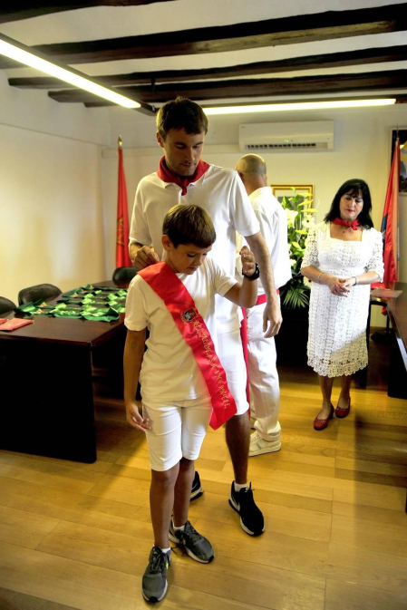 Todas las fotos del cohete de fiestas de Pitillas, celebrado este año en honor a los voluntarios de las inundaciones. Además, a los recién nacidos se les impuso el pañuelo junto a sus padres.
