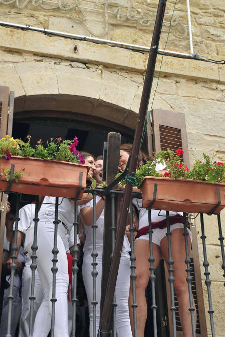 Todas las fotos del cohete de fiestas de Pitillas, celebrado este año en honor a los voluntarios de las inundaciones. Además, a los recién nacidos se les impuso el pañuelo junto a sus padres.