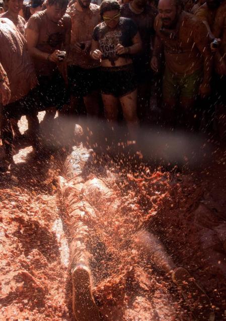 Un total de 20.000 personas han disfrutado este miércoles de la 74 edición de la Tomatina en la localidad valenciana de Buñol, donde los aproximadamente 150.000 kilos de tomate distribuidos en siete camiones han teñido de rojo las calles del municipio.