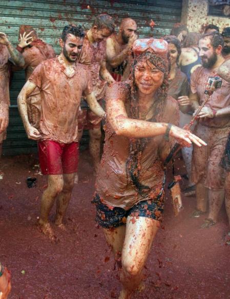 Un total de 20.000 personas han disfrutado este miércoles de la 74 edición de la Tomatina en la localidad valenciana de Buñol, donde los aproximadamente 150.000 kilos de tomate distribuidos en siete camiones han teñido de rojo las calles del municipio.