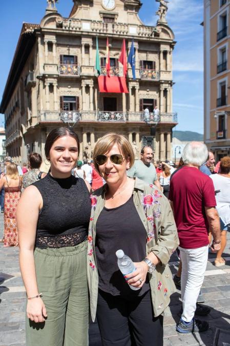 Entre las diversas actividades que se han desarrollado con motivo del ciclo Flamenco on fire, la posibilidad de ver a reconocidos artistas tocando de forma gratuita desde balcones de la ciudad es una de las ofertas más esperadas del  evento. Entre ellos estuvo Tomatito, que encandiló a los reunidos bajo el balcón del Consistorio el viernes 23.