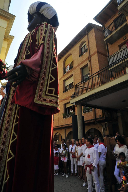 Todas las fotos del cohete de fiestas de Peralta 2019, en el que decenas de vecinos se dieron cita en la plaza de la localidad navarra para dar la bienvenida a nueve días de fiesta en honor a la Virgen de Nieva.