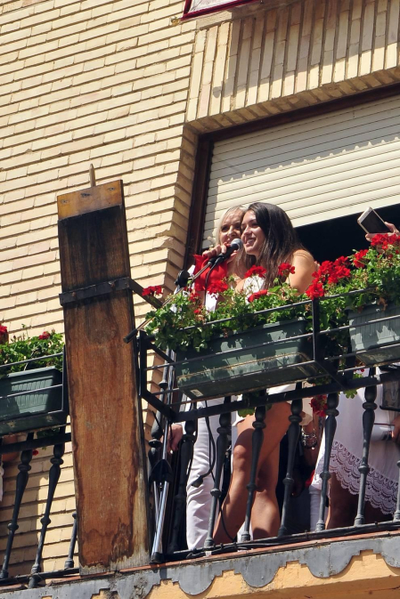 Todas las fotos del cohete de fiestas de Peralta 2019, en el que decenas de vecinos se dieron cita en la plaza de la localidad navarra para dar la bienvenida a nueve días de fiesta en honor a la Virgen de Nieva.